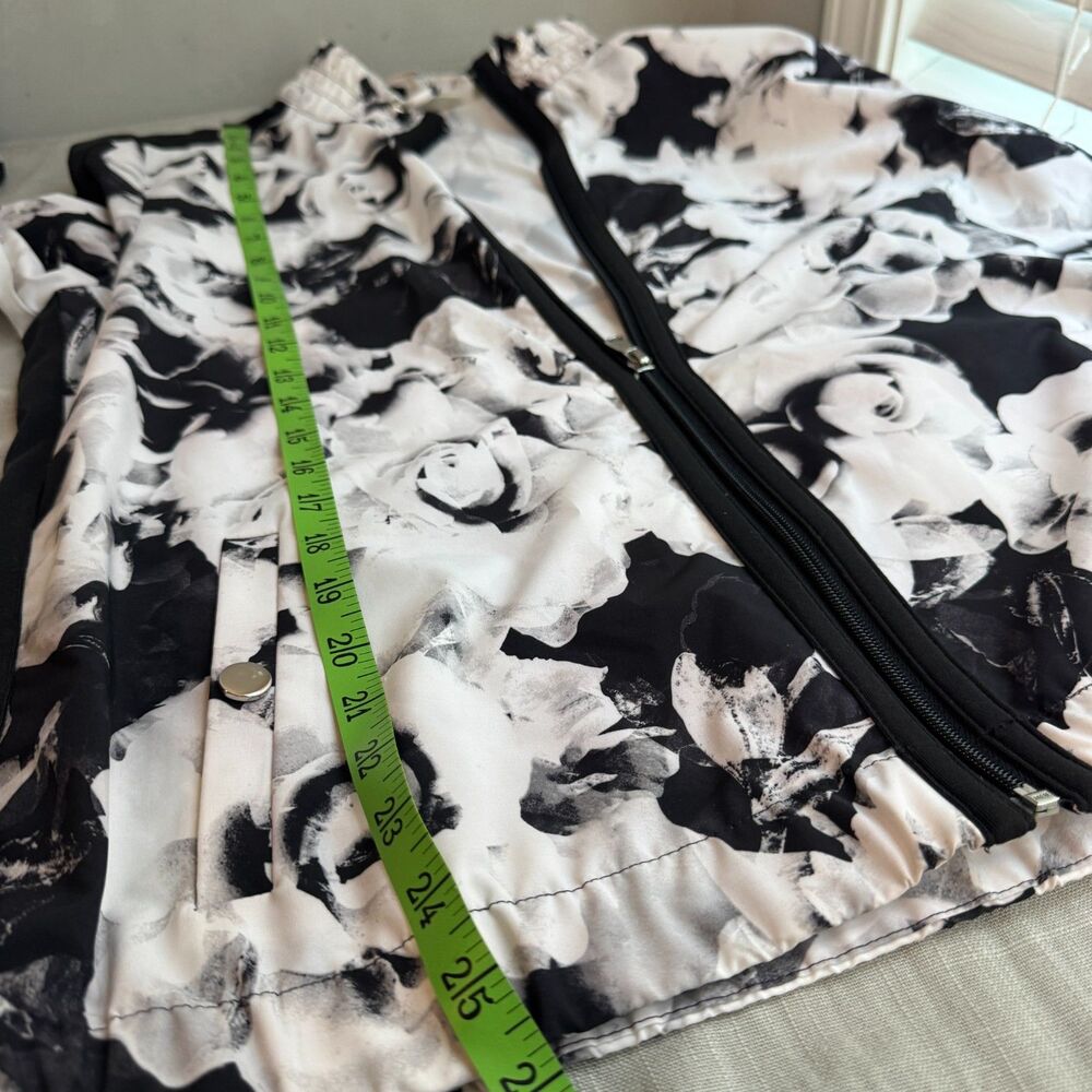 Zenergy by Chico's Jacket Women's 2 / L Black White Floral Golf Zip Up - Picture 7 of 7
